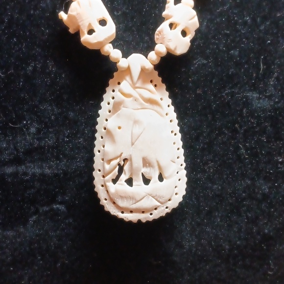 Ivory elephant vintage necklace - Picture 2 of 8